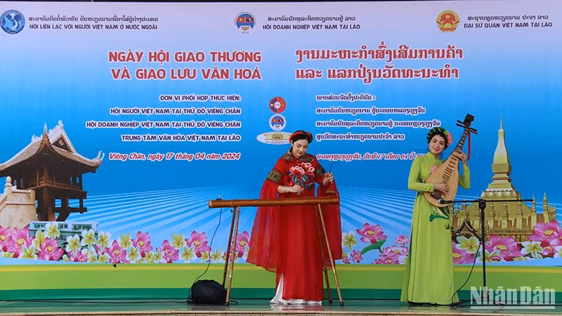 Tiết mục văn nghệ biểu diễn đàn bầu tại sự kiện. (Ảnh: Hải Tiến)