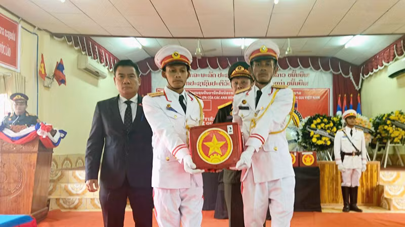 Tiễn đưa các anh hùng liệt sĩ về nước để an táng. (Ảnh: HẢI TIẾN)