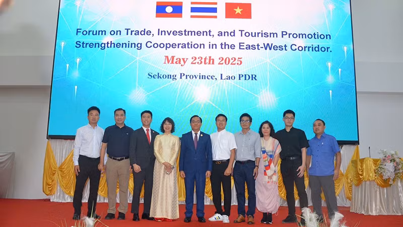 Các đại biểu chụp ảnh lưu niệm tại Diễn đàn. (Ảnh: CTV)