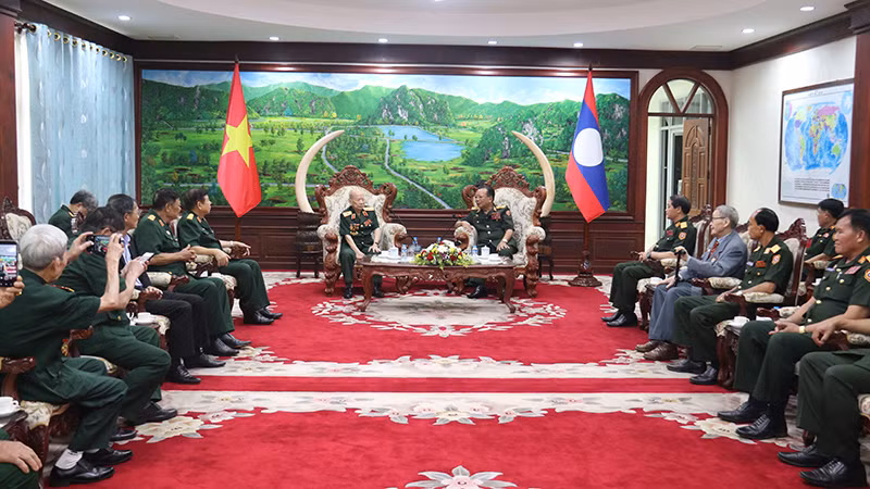 Đại tướng Chansamone Chanyalath, Phó Thủ tướng, Bộ trưởng Quốc phòng Lào tiếp thân mật các đại biểu. (Ảnh: Hải Tiến)