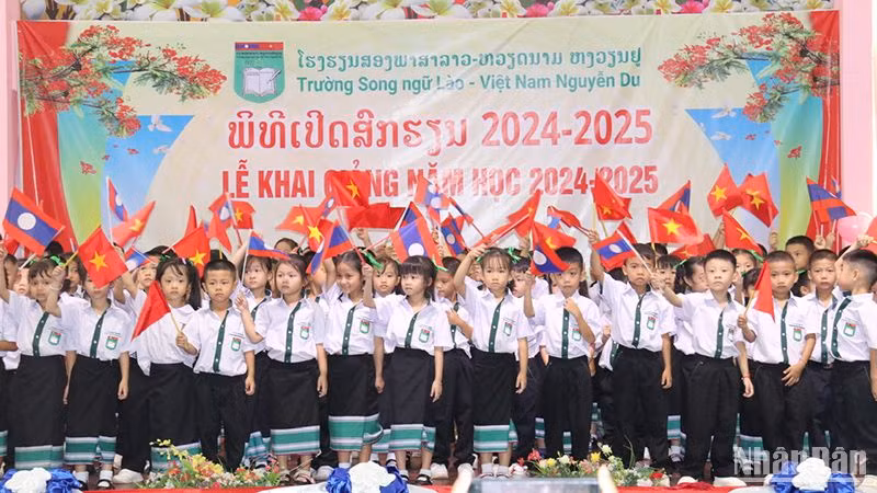 Các em học sinh lớp 1 háo hức bước vào năm học mới. Ảnh: Hải Tiến