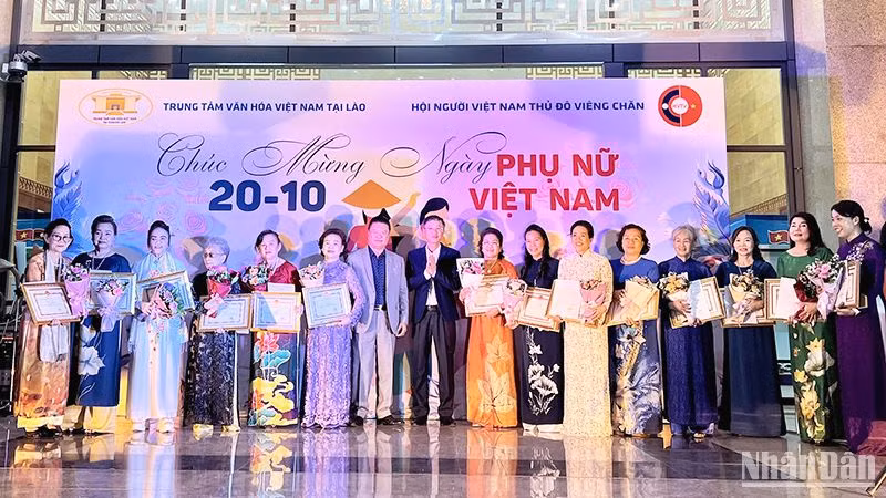 Trao tặng Giấy khen cho nữ kiều bào tiêu biểu tại Lào. (Ảnh: Trịnh Dũng)