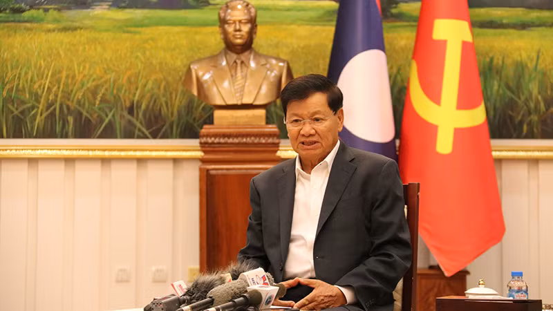 Ông Thongloun Sisoulith cho biết mình đã nghiên cứu nhiều công trình, bài viết của Tổng Bí thư Nguyễn Phú Trọng và cho rằng đó là thành quả của quá trình nghiên cứu sâu sắc và đều mang tính thực tiễn rất cao. (Ảnh: TRỊNH DŨNG)