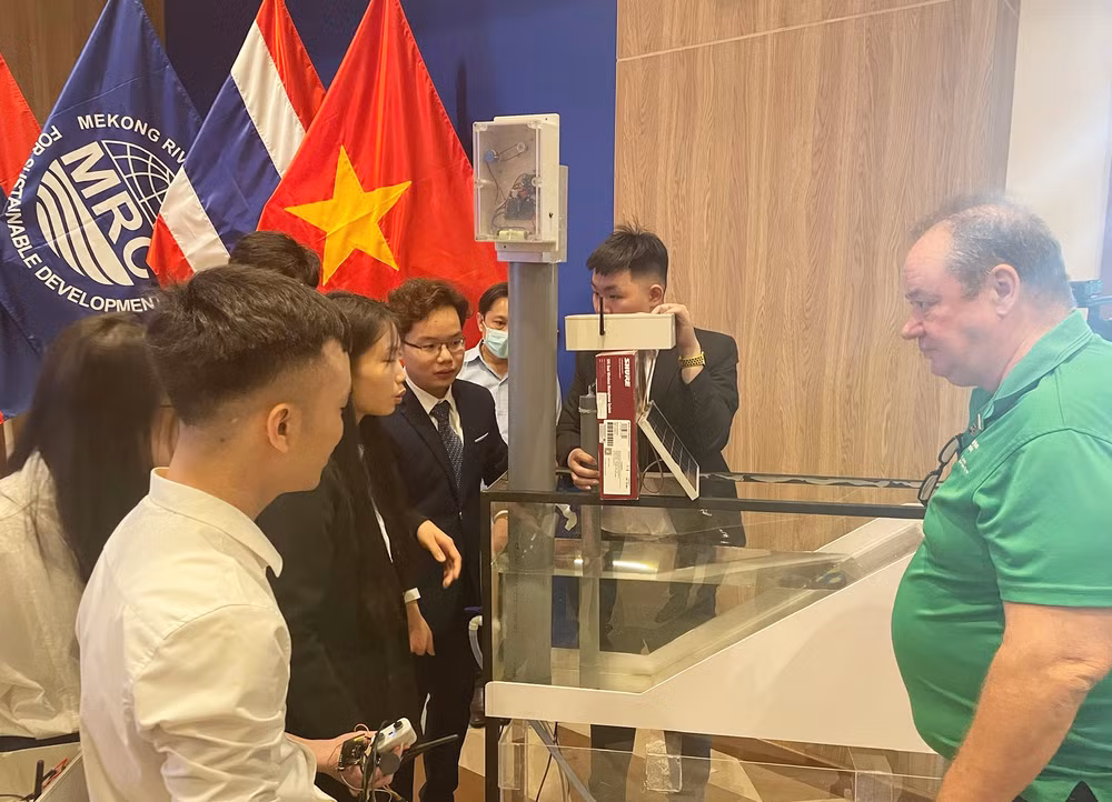 Sinh viên Đại học Thủy Lợi trình bày sản phẩm của đội mình với Hội đồng giám khảo. Ảnh: Hải Tiến