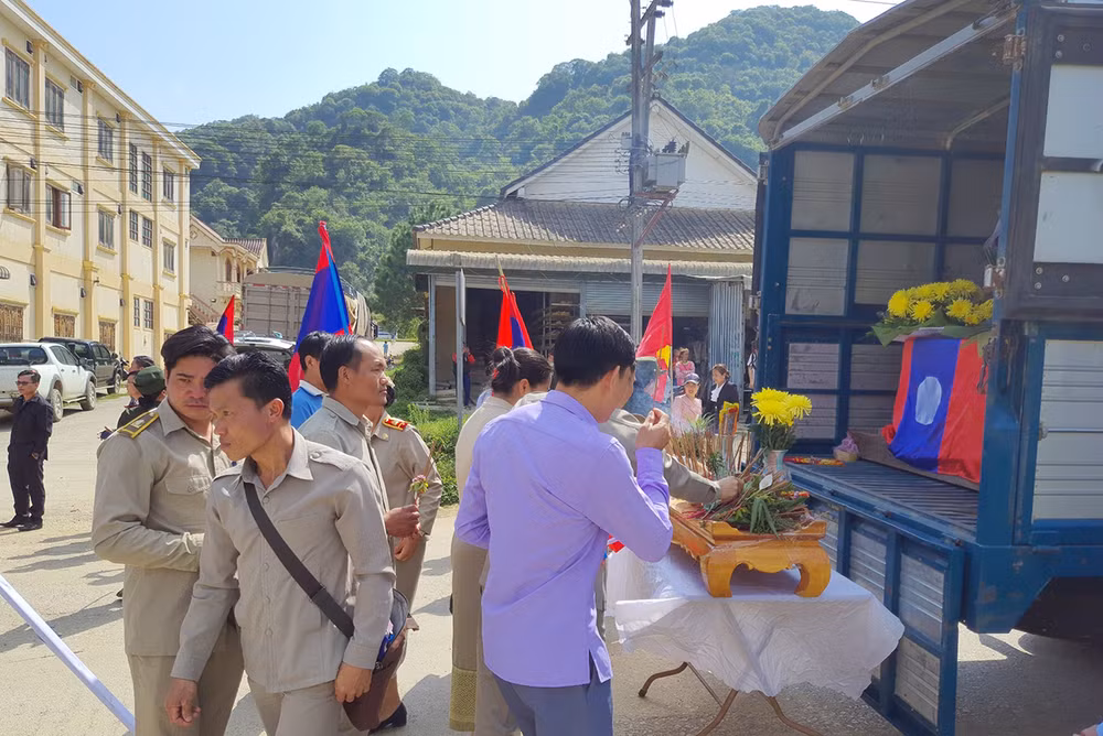 Tiễn đưa các anh hùng liệt sĩ về đất Mẹ. (Ảnh: Trịnh Dũng)