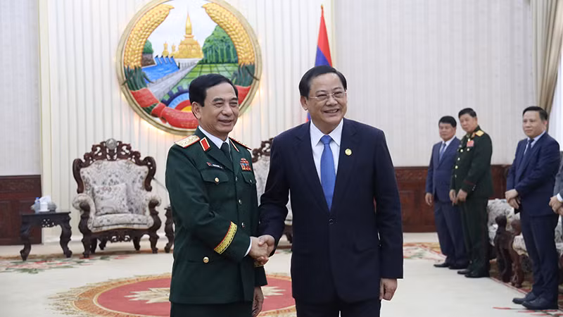 Đại tướng Phan Văn Giang chào xã giao Thủ tướng Chính phủ Lào Sonexay Siphandone. (Ảnh: TRỊNH DŨNG)