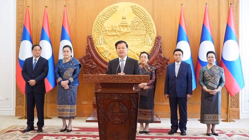 Tổng Bí thư, Chủ tịch nước Lào Thongloun Sisoulith cùng các lãnh đạo cấp cao của Lào tại lễ kỷ niệm 49 năm Quốc khánh Lào. (Ảnh: Cộng tác viên)