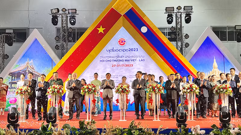 Đại biểu cắt băng khai mạc Hội chợ thương mại Việt-Lào năm 2023. Ảnh: Trịnh Dũng