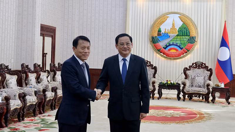 Thủ tướng Chính phủ Lào tiếp Bộ trưởng Công an Lương Tam Quang cùng Đoàn đại biểu cấp cao Bộ Công an Việt Nam. (Ảnh: Trịnh Dũng)