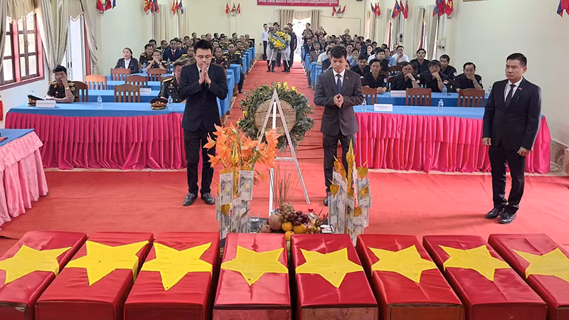 Các đại biểu dâng hương, dâng hoa tưởng niệm các anh hùng liệt sĩ. (Ảnh: HẢI TIẾN)