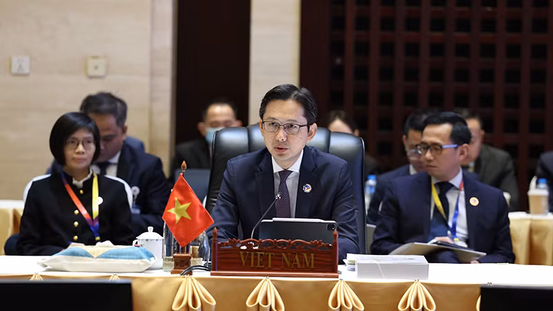 Thứ trưởng Ngoại giao Đỗ Hùng Việt phát biểu tại hội nghị. Thứ trưởng Ngoại giao Đỗ Hùng Việt phát biểu tại hội nghị.
