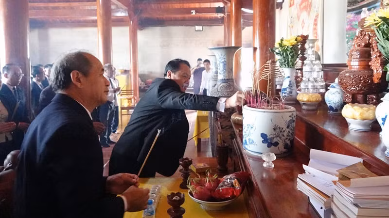 Các đại biểu dâng hương tưởng nhớ các anh hùng liệt sĩ tại Điện thờ anh hùng liệt sĩ Việt Nam-Lào tại tỉnh Xiengkhouang. (Ảnh: Hải Tiến)