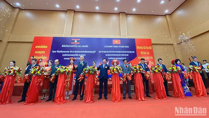 Các đại biểu cắt băng khánh thành Dự án. (Ảnh: Trịnh Dũng)
