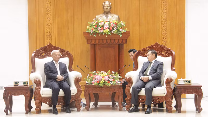 Chủ tịch Quốc hội Lào Xaysomphone Phomvihane tiếp Đoàn đại biểu Ủy ban Hòa bình Việt Nam. (Ảnh: HẢI TIẾN)