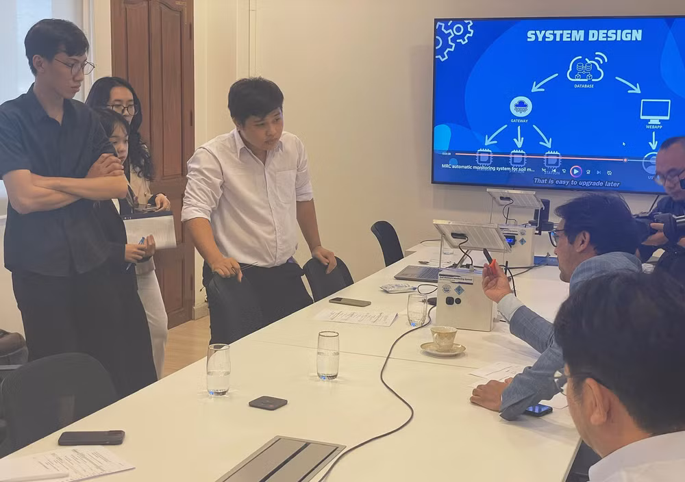Sinh viên Đại học Cần Thơ trình bày sản phẩm của đội mình với Hội đồng giám khảo. Ảnh: Hải Tiến Sinh viên Đại học Cần Thơ trình bày sản phẩm của đội mình với Hội đồng giám khảo. Ảnh: Hải Tiến