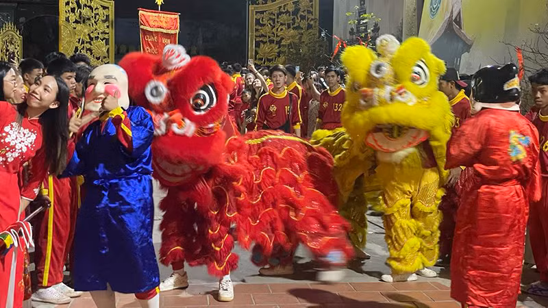 Đội múa Lân chùa Phật Tích biểu diễn trong đêm Giao thừa. Ảnh: Hải Tiến