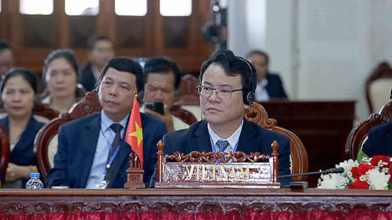 Thứ trưởng Kế hoạch và Đầu tư Trần Quốc Phương, Trưởng SOM Việt Nam về Tam giác phát triển CLV. Ảnh: Trịnh Dũng