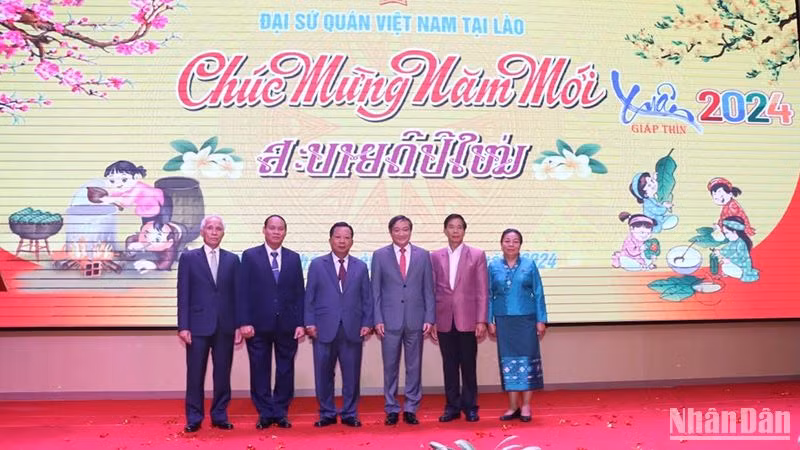 Đại sứ Nguyễn Bá Hùng với các đồng chí lãnh đạo Đảng, Nhà nước Lào tại buổi tiệc. Ảnh: Hải Tiến