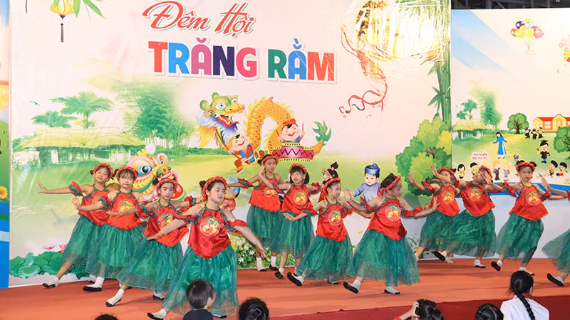 Tiết mục văn nghệ do các em thiếu nhi là con em cộng đồng người Việt Nam đang sinh sống tại Lào biểu diễn.