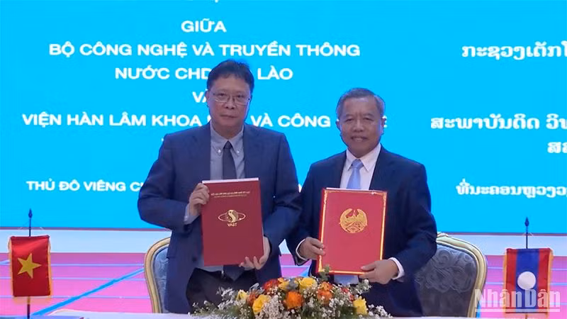 Giáo sư, Tiến sĩ Châu Văn Minh và Bộ trưởng Công nghệ và Truyền thông Lào Boviengkham Vongdara. (Ảnh: Trịnh Dũng)