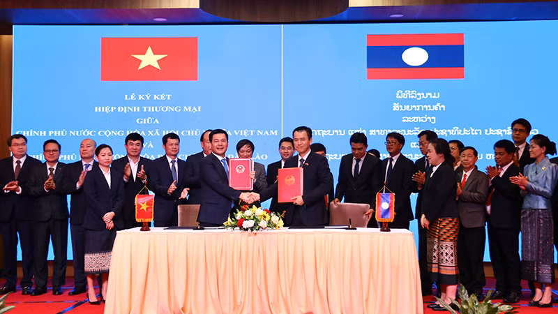 Bộ trưởng Nguyễn Hồng Diên cùng Bộ trưởng Công thương Lào ký kết mới Hiệp định Thương mại Việt Nam-Lào. Ảnh: Trịnh Dũng