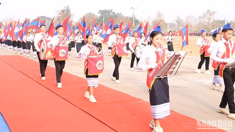 Thanh thiếu niên Lào diễu hành tại lễ hội. (Ảnh: Hải Tiến)