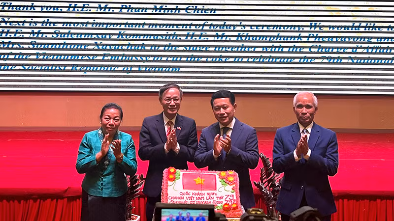 Lãnh đạo Đảng, Nhà nước Lào chúc mừng 79 năm Quốc khánh Việt Nam. (Ảnh: TRỊNH DŨNG) Lãnh đạo Đảng, Nhà nước Lào chúc mừng 79 năm Quốc khánh Việt Nam. (Ảnh: TRỊNH DŨNG)