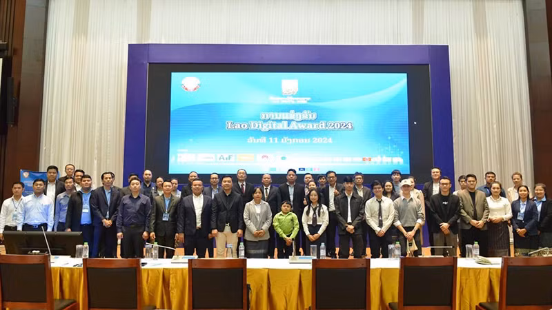Trao giải thưởng về chuyển đổi số năm 2024 của Lào. (Ảnh: Báo Pasaxon) Trao giải thưởng về chuyển đổi số năm 2024 của Lào. (Ảnh: Báo Pasaxon)
