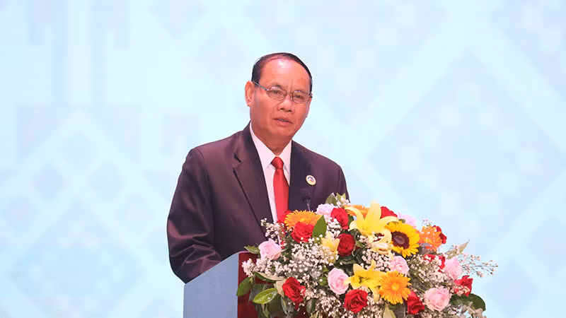 Đại tướng Vilay Lakhamphong, Ủy viên Bộ Chính trị, Phó Thủ tướng, Bộ trưởng Công an Lào phát biểu khai mạc Hội nghị. (Ảnh: HẢI TIẾN)