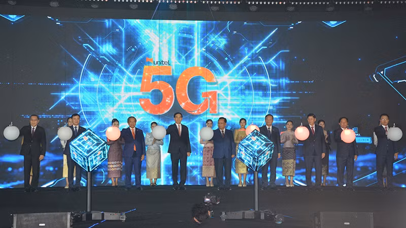 Các đại biểu thực hiện nghi thức khai trương dịch vụ 5G của Unitel tại Lào. (Ảnh: TRỊNH DŨNG) Các đại biểu thực hiện nghi thức khai trương dịch vụ 5G của Unitel tại Lào. (Ảnh: TRỊNH DŨNG)