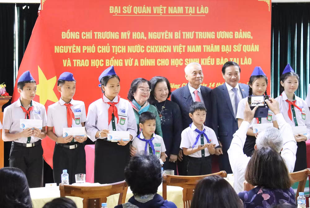 Bà Trương Mỹ Hoa cùng đoàn đại biểu trao 100 suất học bổng tặng học sinh con em kiều bào tại Lào. (Ảnh: Trịnh Dũng)