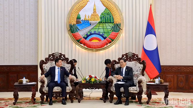 Bộ trưởng Công thương Nguyễn Hồng Diên tiếp kiến Thủ tướng Lào Sonexay Siphandone. Ảnh: Trịnh Dũng