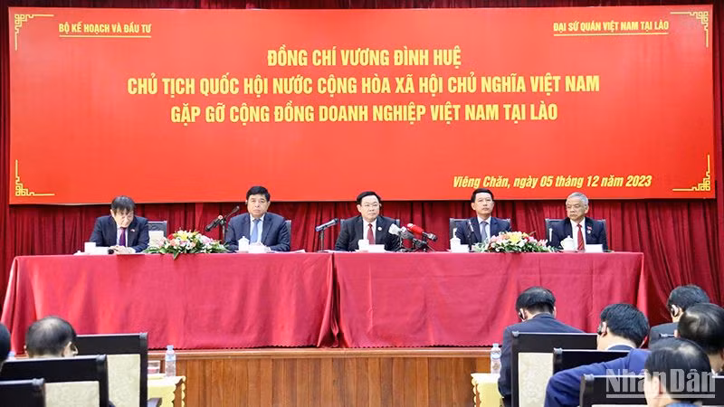 Chủ tịch Quốc hội Vương Đình Huệ; Phó Thủ tướng, Bộ trưởng Ngoại giao Lào Saleumxay Kommasith; Phó Chủ tịch Quốc hội Lào Xommat Phonsena; Bộ trưởng Kế hoạch và Đầu tư Nguyễn Chí Dũng; Đại sứ Việt Nam tại Lào Nguyễn Bá Hùng tại cuộc gặp mặt cộng đồng doanh nghiệp Việt Nam tại Lào. (Ảnh: Hải Tiến)