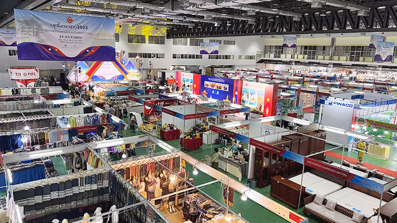 VietLao Expo 2023 có quy mô khoảng 250 gian hàng trưng bày và giới thiệu sản phẩm của hàng trăm doanh nghiệp hai nước. Ảnh: Trịnh Dũng