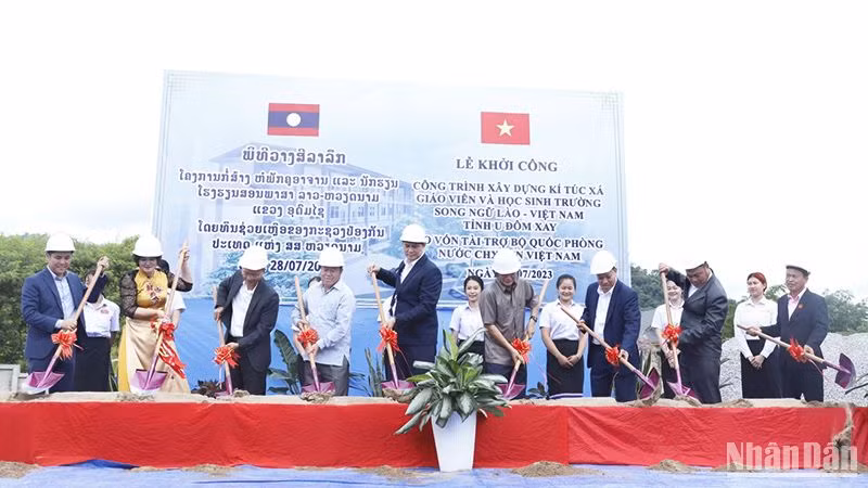 Các đại biểu làm lễ động thổ xây dựng công trình. (Ảnh: Hải Tiến)