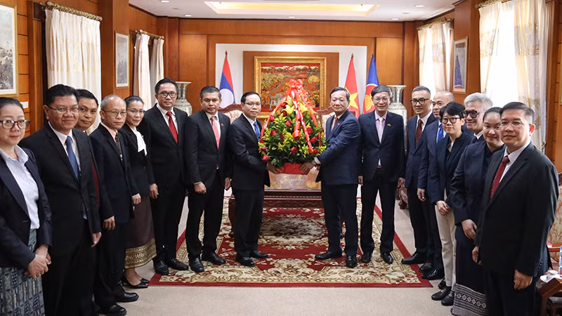 Đoàn Bộ Ngoại giao Lào chúc mừng Đại sứ quán Việt Nam tại Lào. Ảnh: Hải Tiến