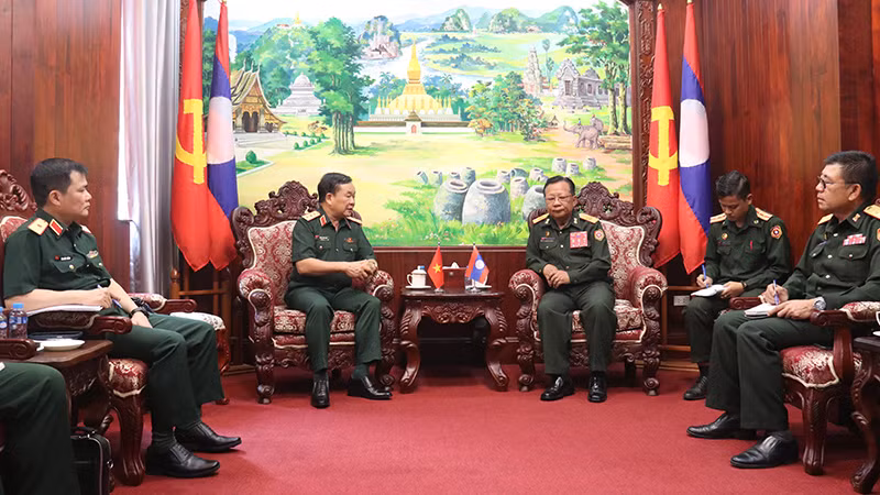 Thượng tướng Hoàng Xuân Chiến, Ủy viên Trung ương Đảng, Thứ trưởng Quốc phòng chào xã giao Đại tướng Chansamone Chanyalath, Phó Thủ tướng, Bộ trưởng Quốc phòng Lào. Thượng tướng Hoàng Xuân Chiến, Ủy viên Trung ương Đảng, Thứ trưởng Quốc phòng chào xã giao Đại tướng Chansamone Chanyalath, Phó Thủ tướng, Bộ trưởng Quốc phòng Lào.