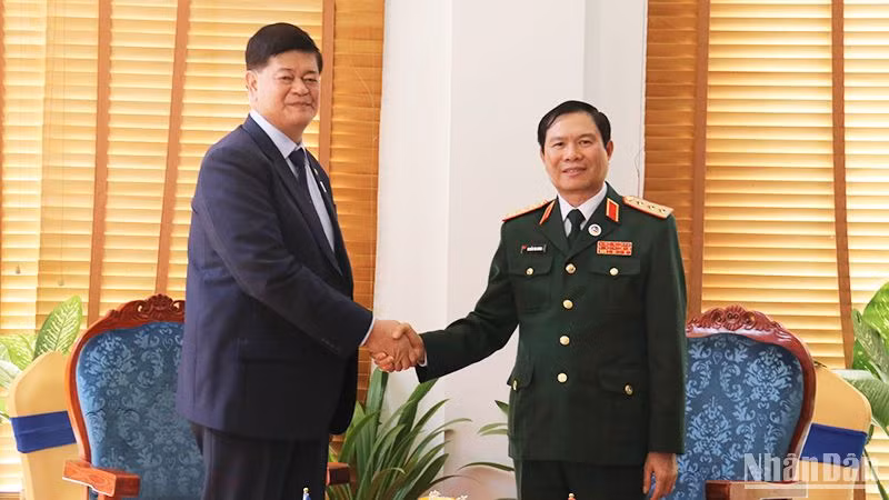 Thượng tướng Nguyễn Tân Cương gặp Thứ trưởng Quốc phòng Philippines Irineo C. Espino. Ảnh: Trịnh Dũng