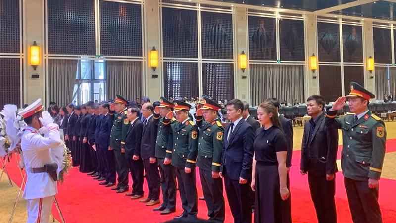 Đoàn Đại sứ quán Việt Nam tại Lào và các cơ quan tưởng niệm đồng chí Khamtay Siphandone. (Ảnh: Cộng tác viên) Đoàn Đại sứ quán Việt Nam tại Lào và các cơ quan tưởng niệm đồng chí Khamtay Siphandone. (Ảnh: Cộng tác viên)