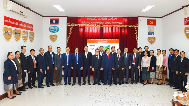 Các đại biểu tham dự lễ bàn giao hệ thống báo Pasaxon điện tử. (Ảnh: HẢI TIẾN)