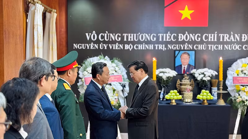 Tổng Bí thư, Chủ tịch nước Lào chia buồn cùng Đại sứ Nguyễn Minh Tâm. (Ảnh: Cộng tác viên)