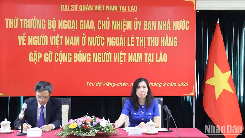 Thứ trưởng Ngoại giao Lê Thị Thu Hằng tại buổi gặp gỡ cộng đồng người Việt Nam tại Lào. (Ảnh: Hải Tiến)