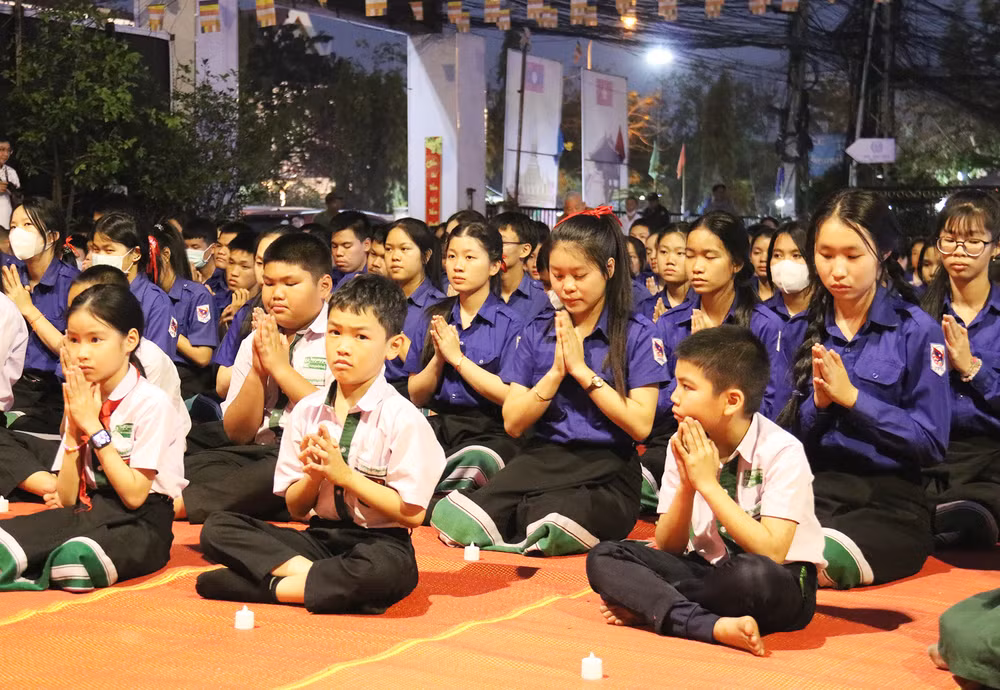 Các em học sinh, sinh viên tại lễ tưởng niệm các anh hùng liệt sĩ. Ảnh: Trịnh Dũng