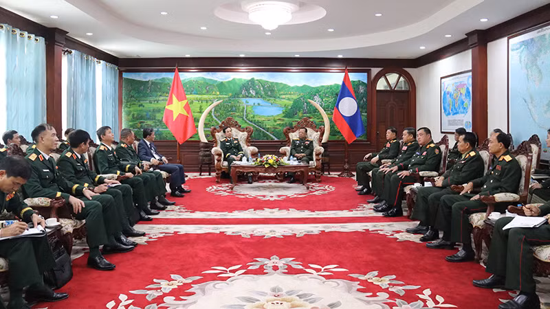 Đại tướng Phan Văn Giang hội kiến với Đại tướng Chansamone Chanyalath, Ủy viên Bộ Chính trị Đảng Nhân dân Cách mạng Lào, Phó Thủ tướng Chính phủ, Bộ trưởng Quốc phòng Lào. (Ảnh: TRỊNH DŨNG)