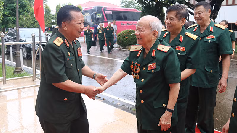Đại tướng Chansamone Chanyalath, Phó Thủ tướng, Bộ trưởng Quốc phòng Lào đón các đại biểu cựu quân tình nguyện và chuyên gia quân sự Việt Nam. (Ảnh: Hải Tiến)