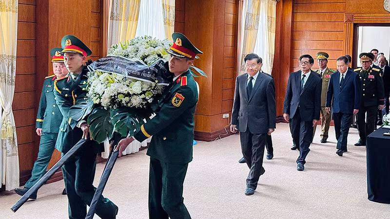 Tổng Bí thư, Chủ tịch nước Lào dẫn đầu đoàn đại biểu Đảng, Nhà nước, Mặt trận Lào viếng nguyên Chủ tịch nước Trần Đức Lương. (Ảnh: Cộng tác viên)