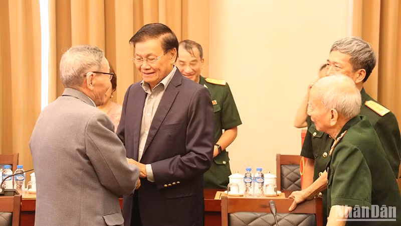 Tổng Bí thư, Chủ tịch nước Lào Thongloun Sisoulith vui mừng và xúc động khi gặp lại các đồng chí cựu quân tình nguyện và chuyên gia quân sự Việt Nam. (Ảnh: Hải Tiến)