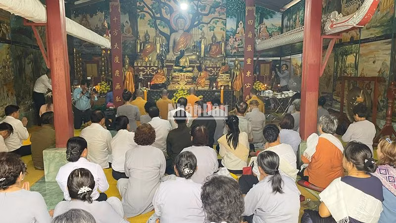 Lễ cầu siêu tưởng nhớ các anh hùng liệt sĩ hai nước Việt Nam và Lào đã hy sinh vì độc lập, tự do và hạnh phúc của hai nước Lào-Việt Nam anh em. (Ảnh: Hải Tiến)