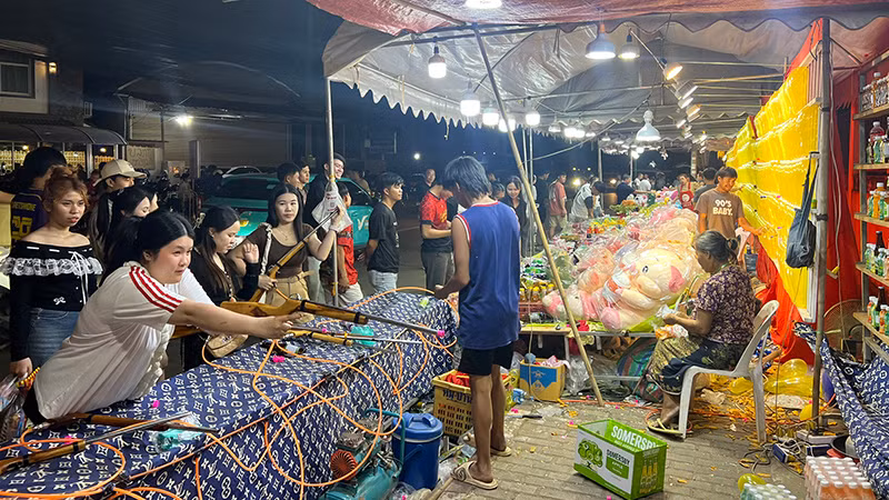 Giới trẻ Lào hào hứng tham gia các hoạt động vui chơi trước khi diễn ra lễ hội. (Ảnh: Trịnh Dũng)