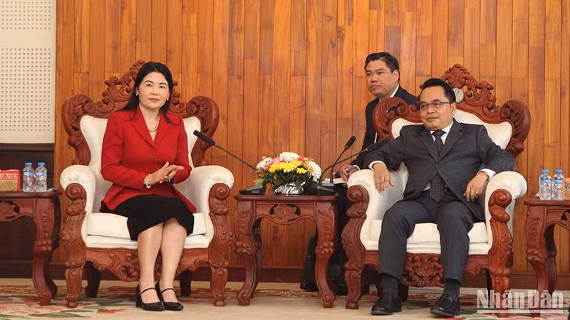 Phó Tổng Kiếm toán nhà nước Việt Nam Hà Thị Mỹ Dung (trái) và Chủ tịch Cơ quan Kiểm toán nhà nước Lào Viengthavisone Thepphachanh. (Ảnh: Hải Tiến)